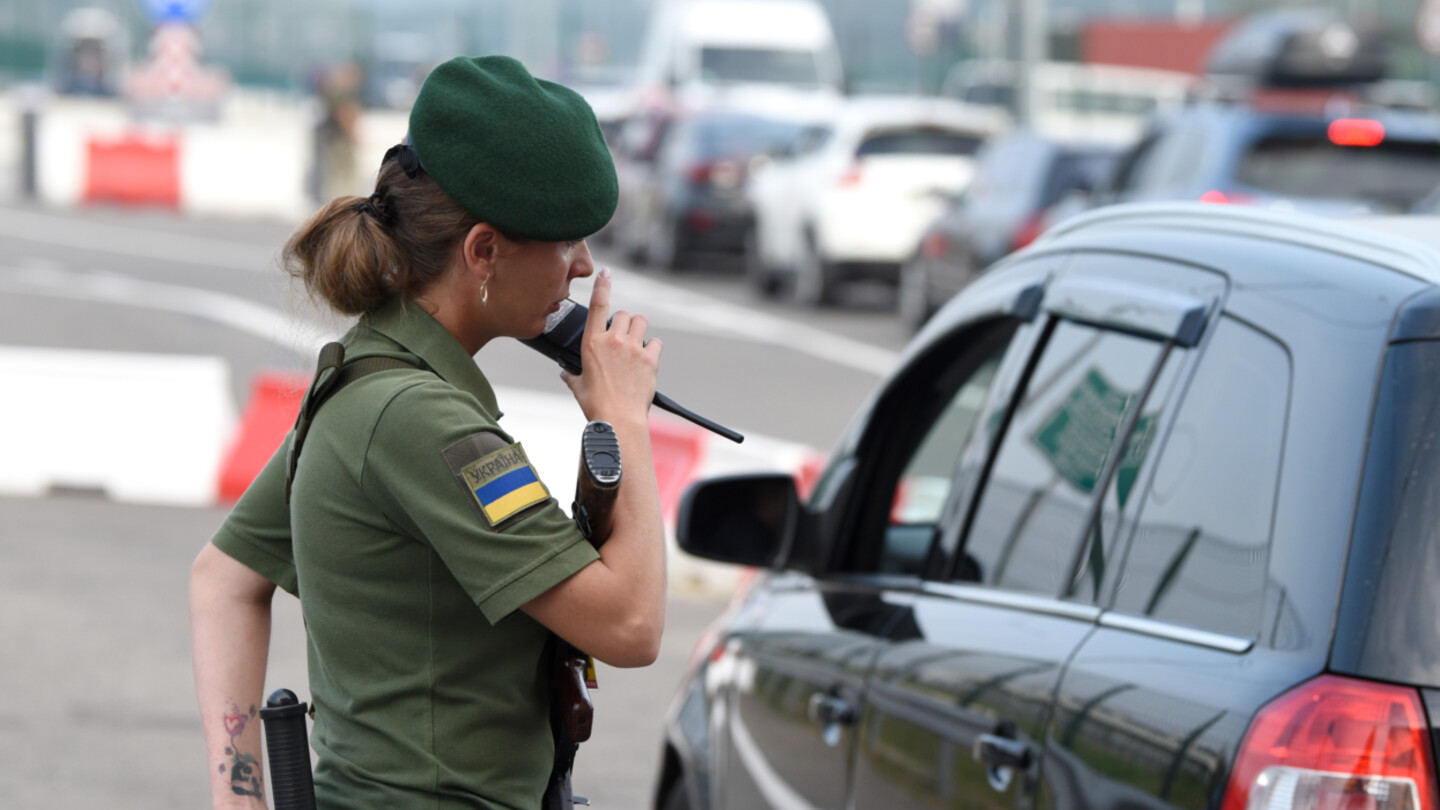 Смогут ли выехать за границу военнообязанные женщины после обновления  данных | Новости PRO