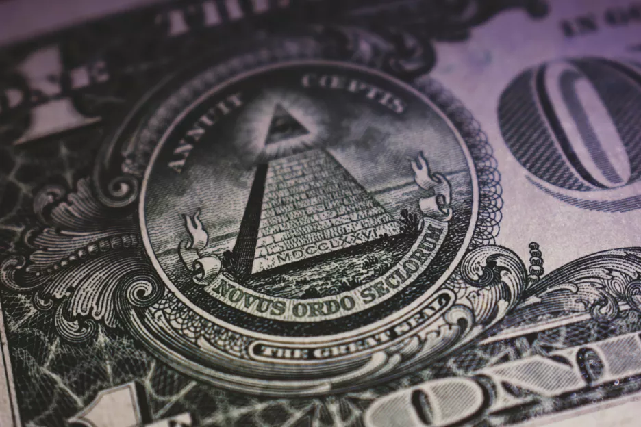 Незавершена піраміда з оком на доларовій купюрі