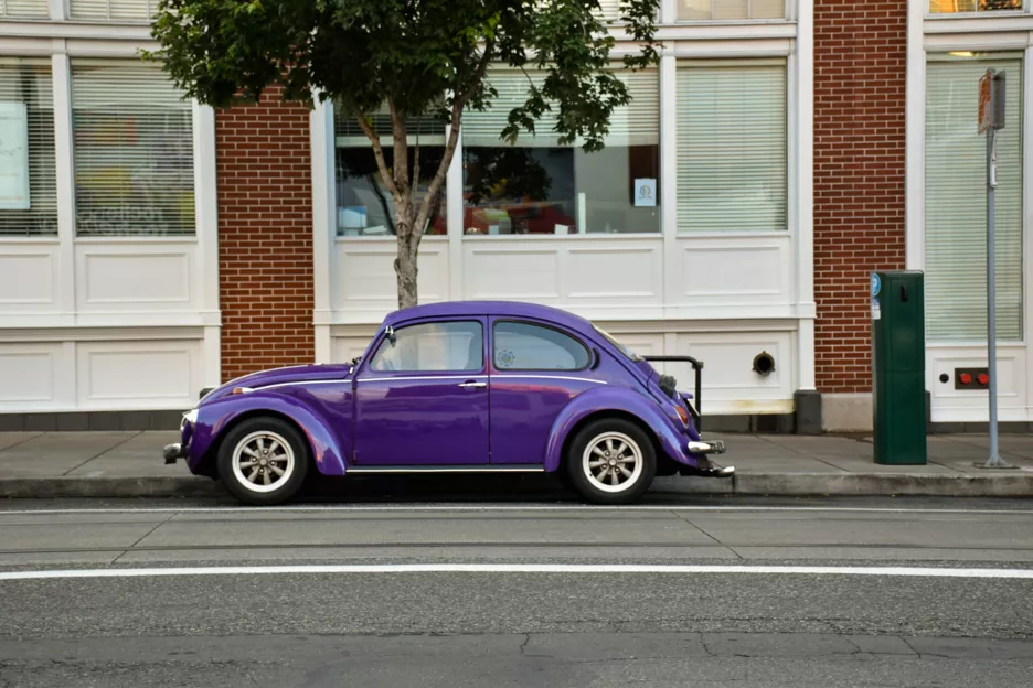 Авто фиолетового цвета легко разглядеть