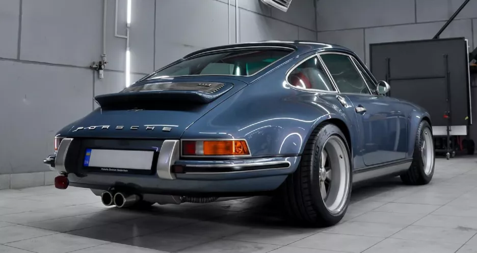 Porsche 911 Reimagined by Singer &quot;Kyiv Commission&quot; задня частина.