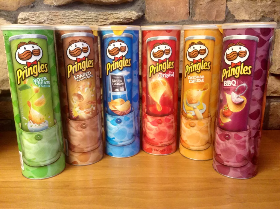 Чипсы Pringles с разными вкусами.