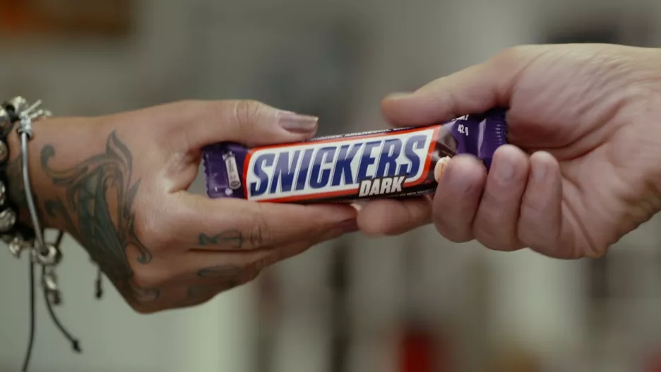 Горіховий батончик Snickers.