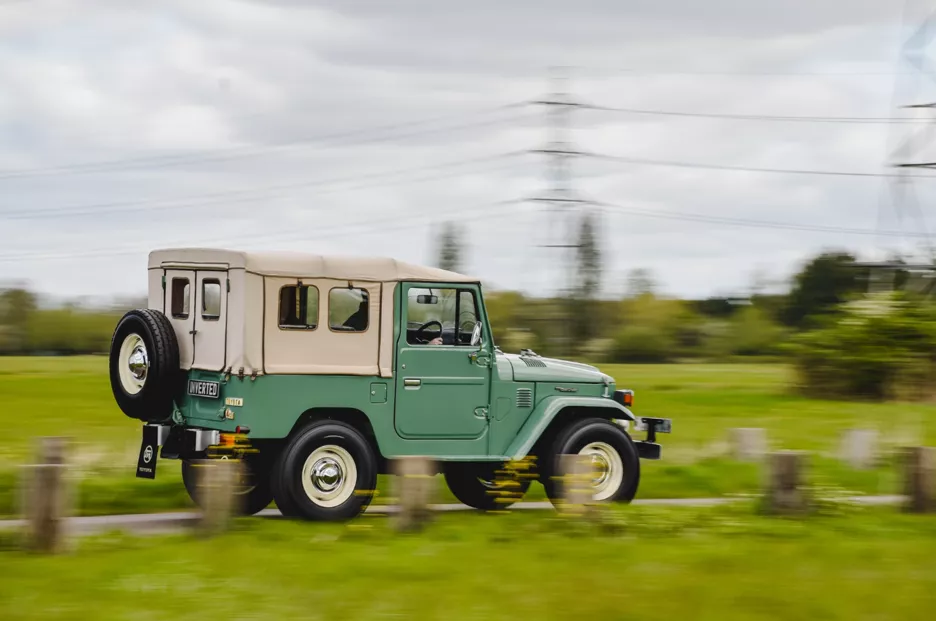 Toyota Land Cruiser J40 Inverted задня частина.