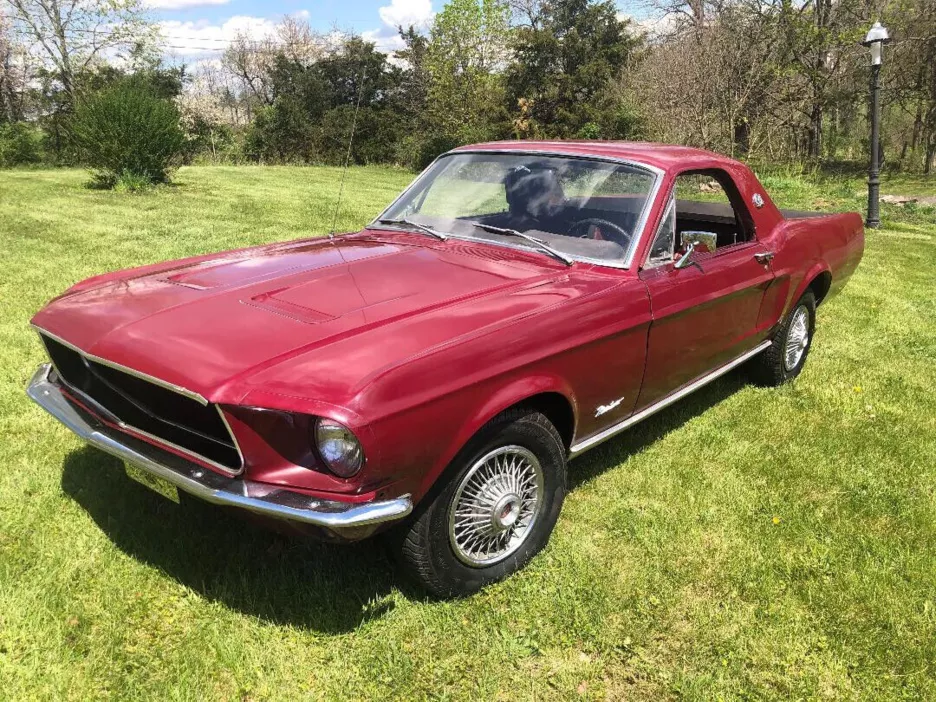 Пікап Ford Mustang передня частина.