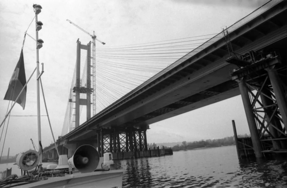 Будівництво лівобережної судноплавної частини Південного мосту.