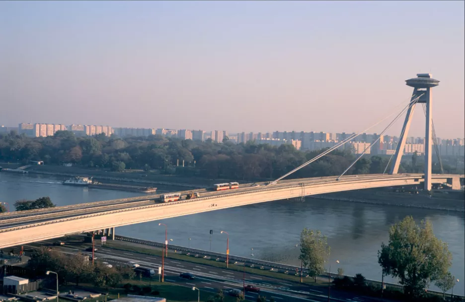 Вантовий міст у Братиславі з рестораном на пілоні.