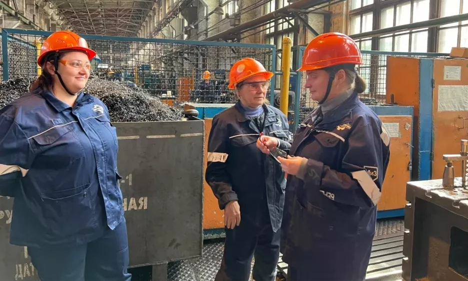 Зліва: Ольга Вакуленко з іншими жінками-працівницями на заводі.
