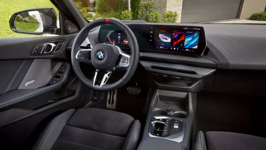 BMW M135 xDrive інтер'єр.