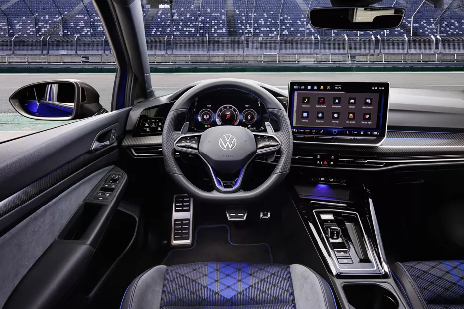 Volkswagen Golf R 2025 интерьер.