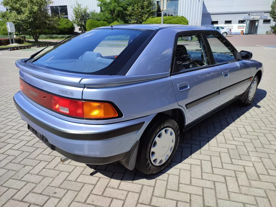 Mazda 323F задняя часть.