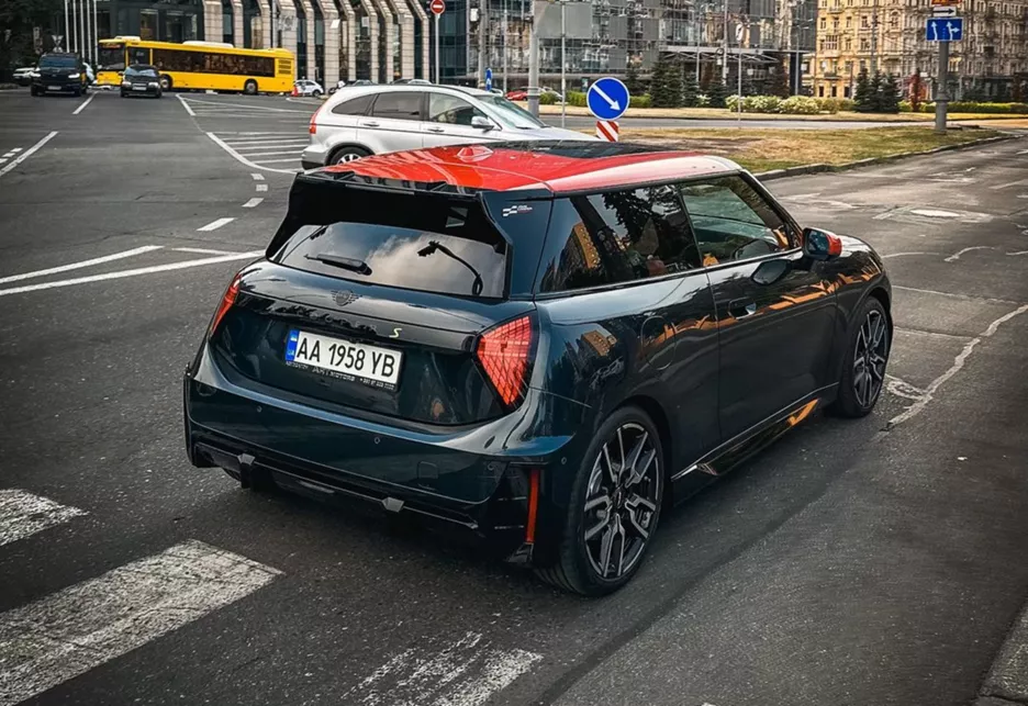 Mini Cooper SE JCW у Києві.