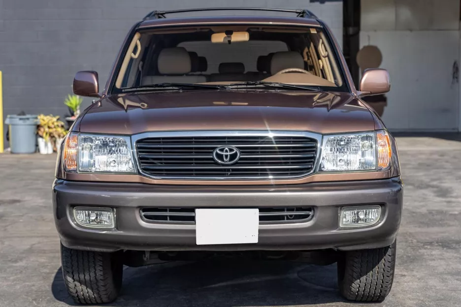 Toyota Land Cruiser передня частина.