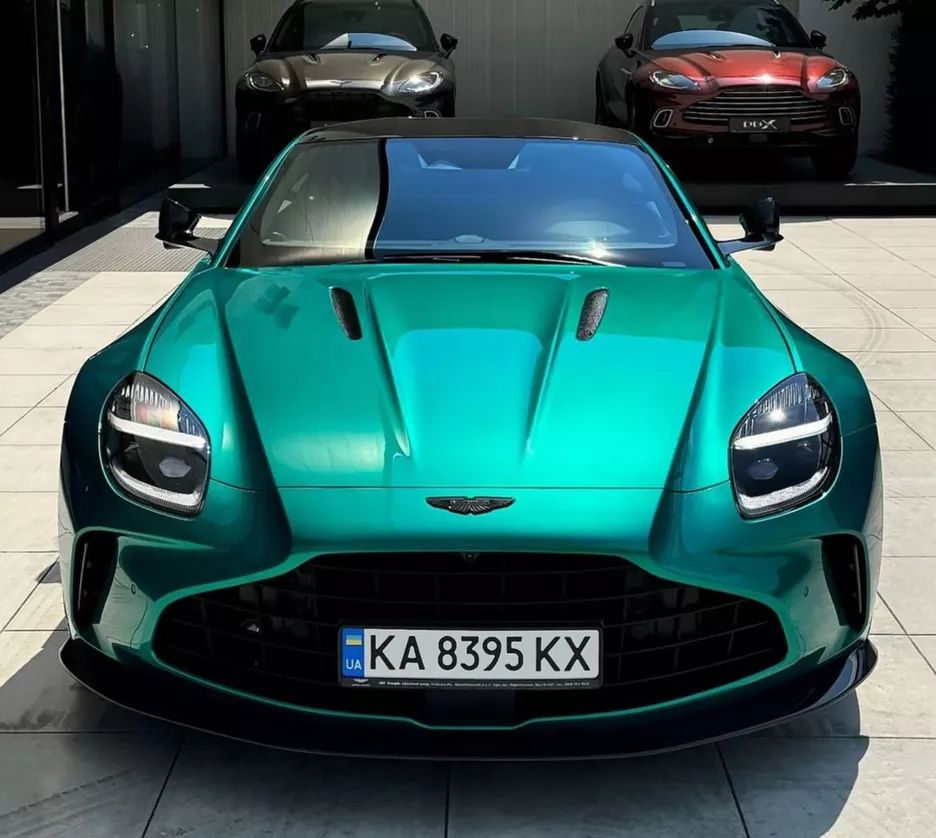 Aston Martin Vantage передняя часть.