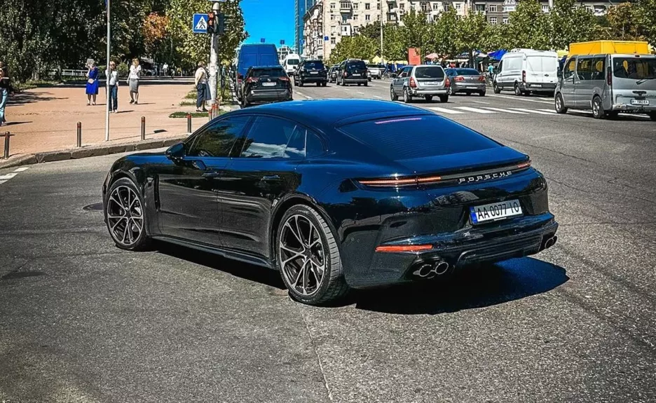 Porsche Panamera в Києві.