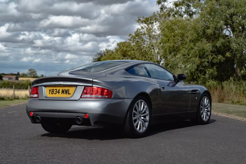 Aston Martin Vanquish задняя часть.