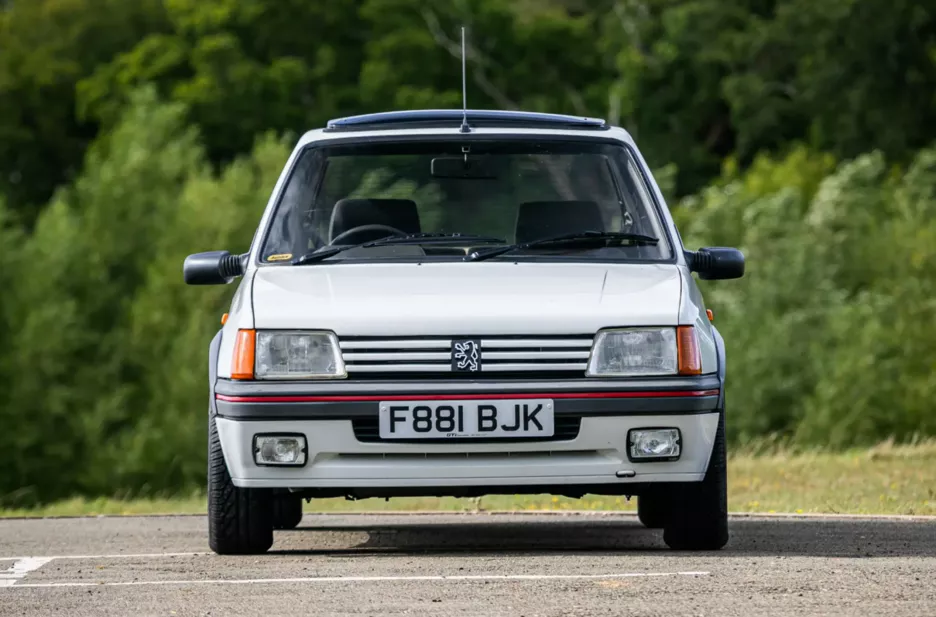 Peugeot 205 GTi передня частина.