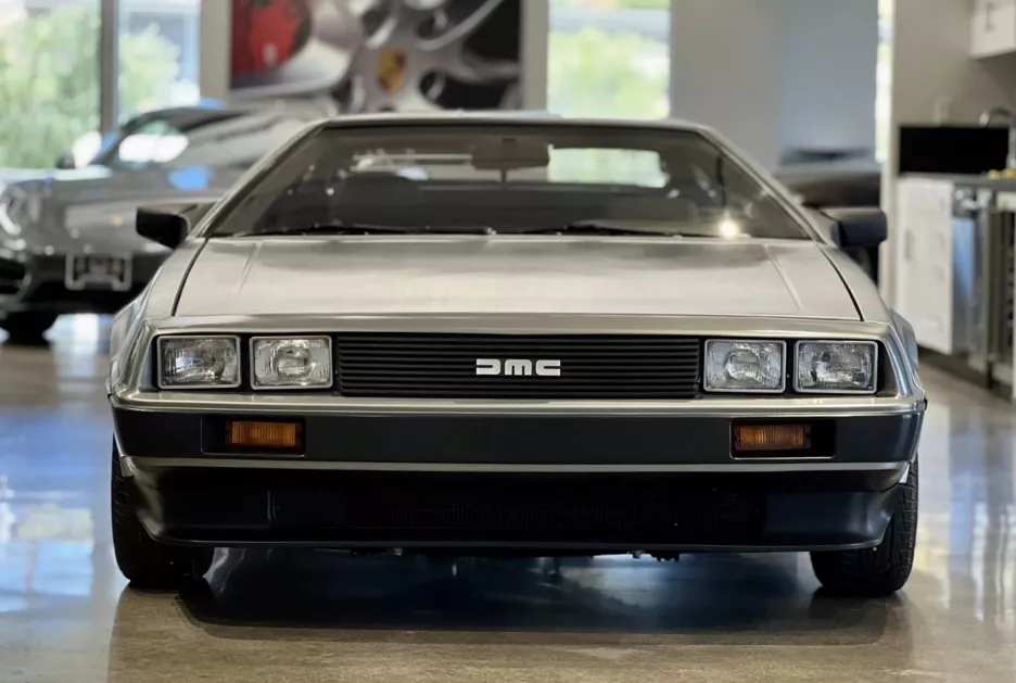 DeLorean DMC-12 передня частина.