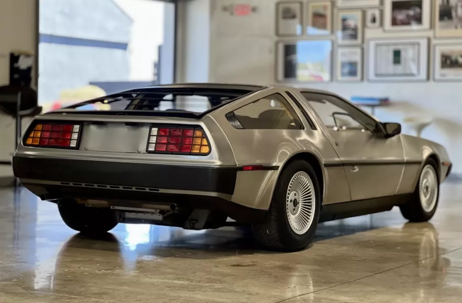 DeLorean DMC-12 задня частина.