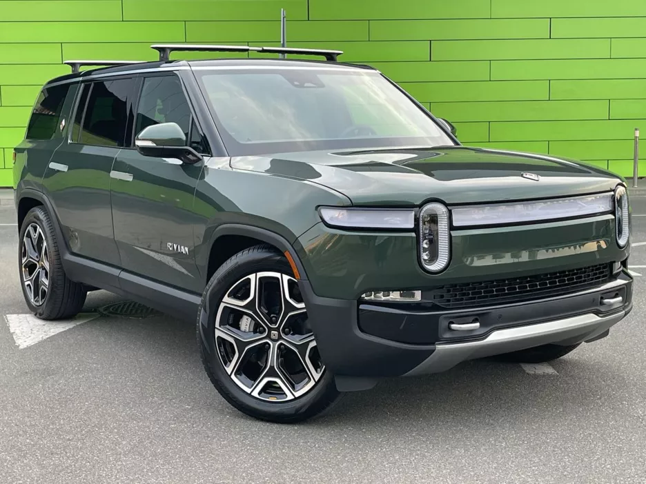 Rivian R1S передняя часть.