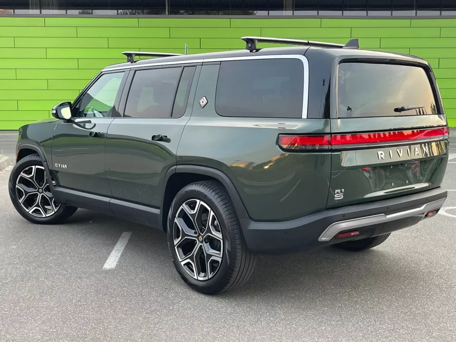 Rivian R1S задняя часть.