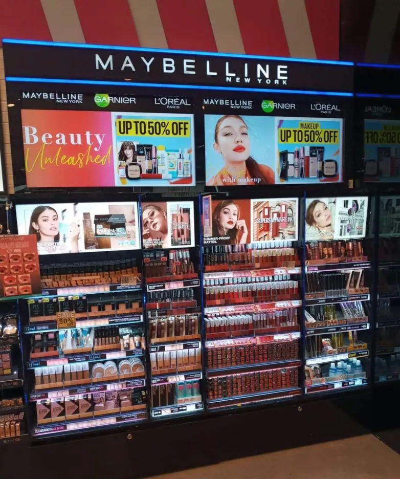 Стенд з продукцією бренду Maybelline.