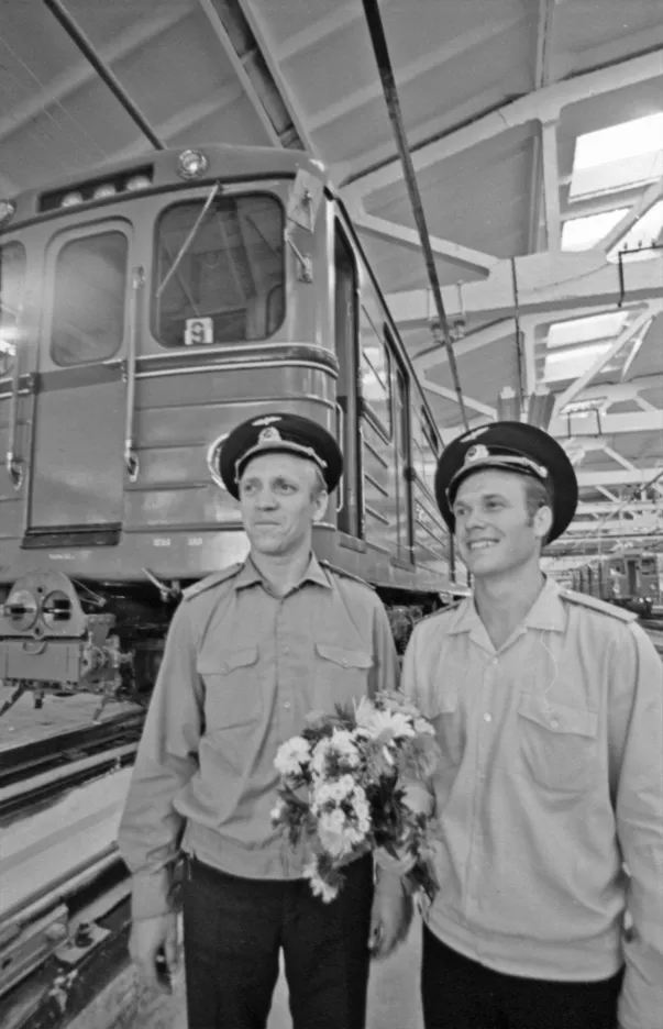 Перші машиністи Харківського метрополітену: Микола Іванченко (ліворуч) і Геннадій Алфьоров перед виїздом на лінію.