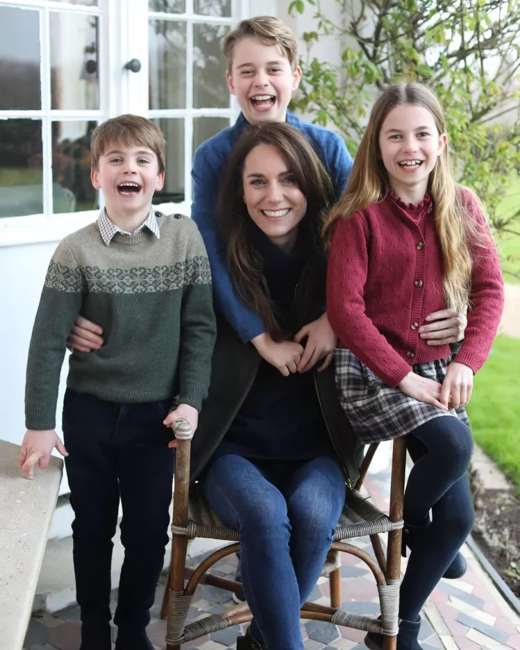 &quot;Отфотошопленный&quot; снимок Кейт Мидллтон и ее детей.