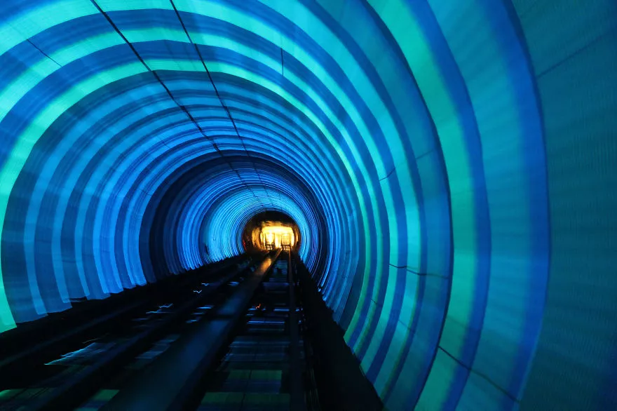 Тоннель метро &quot;Bund Sightseeing&quot; в Китае.