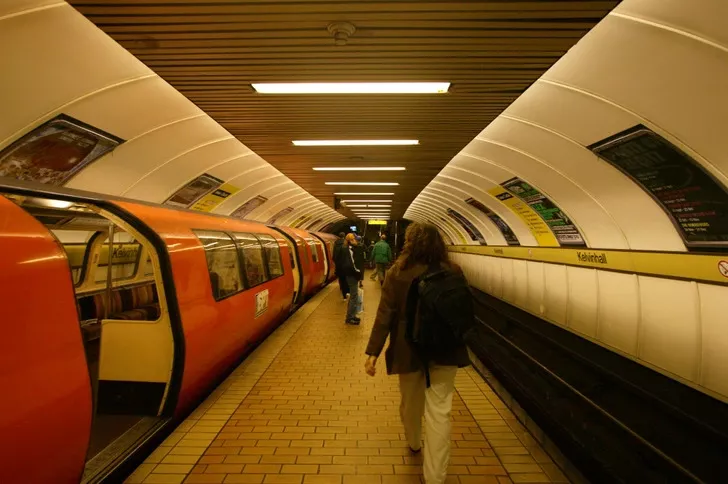 Самая узкая платформа метро в мире в Глазго.