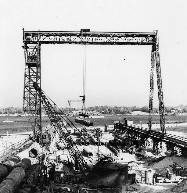 Строительство свай под первые опоры моста.