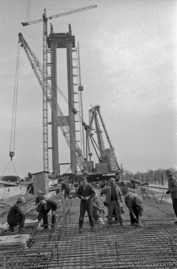 Будівельники встановлюють арматуру на Південному мосту.