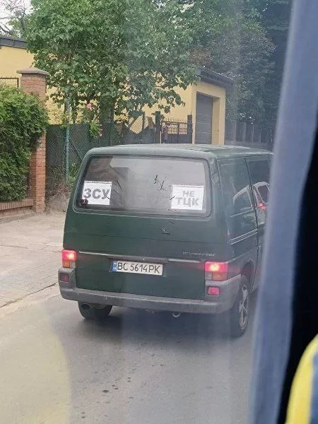 Фото на автомобілі військових у Львові.